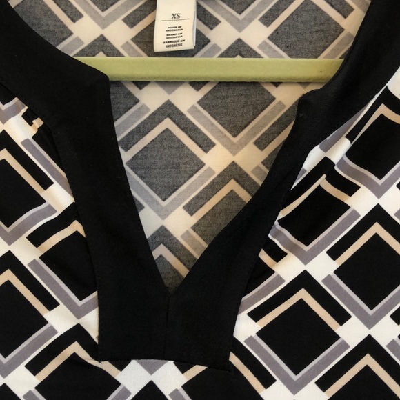 Black v neck dress. - Picture 7 of 9